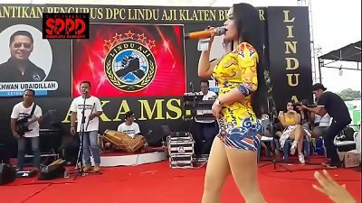 Indonesian erotic Dance - Pretty Sintya Riske naughty Dance on stage